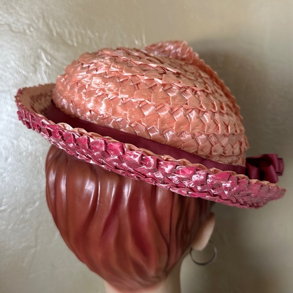 CHARMING 1960s' SALMON/PINK STRAW FEDORA WITH STRAW "FEATHER" & PEARLS - Picture 4 of 13